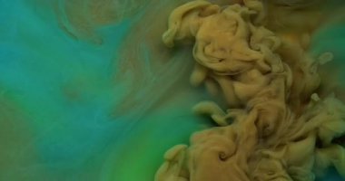 Su altı buharı. Arkaplanı boya. Odaklanmamış sarı turuncu yeşil renkli sis dokusu girdap dalgalı su sisi sanat soyutlamasında uçuyor.