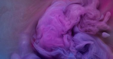 Sis dokusu. Mürekkep suyu. Bulanık pembe mavi renk buhar sıvı sıçrama parlak sıvı soyut yaratıcı arka plana yayılıyor.