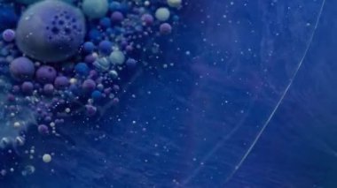 Sanat sıvısı. Mavi emülsiyon. Yağ kabarcıkları. Çok renkli sıvı duman karışımı jel damlaları. Pürüzsüz dalga soyut sanat arkaplanını boya.