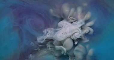 Pırıltılı sis. Işıl ışıl geçmiş. Odaksız mavi mor renkli parlak akrilik parçacıklar mürekkep dumanı soyut yaratıcı sanat üzerine yayılıyor.