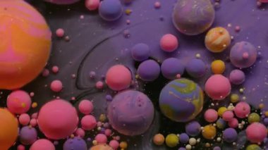 Jel damlası. Boya karışımı. Yağlı pembe turuncu damlalar çözünmüş suda eriyor. Sanat pigment pudrası soyut arkaplan sıçratır.