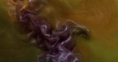 Sıvı pigmenti. Duman kirliliği mürekkebi. Odaklanmamış mor turuncu renkli su kıvrımlı akrilik soyut koyu siyah arkaplan üzerinde akıyor.