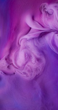 Bulut dalgası. Boya karışımı. Odaklanmamış mor renkli su dokusu akrilik kimyasal buhar sıvısı soyut sanat arka planında uçuyor..