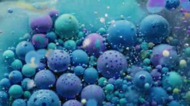 Sanat emülsiyonu. Kabarcık boyası. Su yağı karışımı pigment damlası patlıyor. Mavi mor parçacıkları dolduran dalga koyu soyut arkaplan.