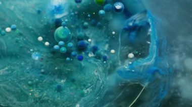 Yağ damlası. Mürekkep su kabarcığı. Çemberin şeffaf renk damlaları mermer mavisi gri sıvı yüzeyde yüzer. Jel parçacıkları soyut arkaplan.