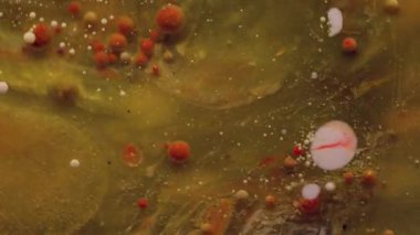 Pigment patlaması. Yağ damlası akışı. Toz dokusu suyunda patlayan renkli mermer parçacıkları. Sanat emülsiyonu soyut duman arka planı dökülüyor.