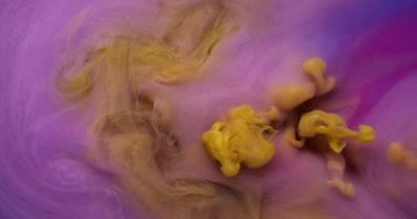 Karışık renk. Akan boya. Bulanık sarı mor duman buharı suyu nemlendirici sıvı soyut yaratıcı sanat arka planında yüzüyor..