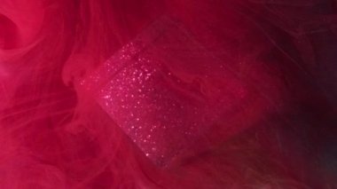 Parlak geometrik. Pürüzsüz boya dalgası. Soyut kara sanat arka planında yüzen kırmızı renkli duman bulutu dokusu.