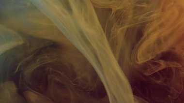 Mürekkep suyu girdabı. Duman dokusu. Odaklanamayan sarı renkli sis dalgası kara soyut sanat arka planında yüzen su altı akış hareketi.