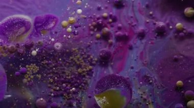 Renkli akış. Baloncuk döküldü. Boya karışımı. Yağ damlaları kaynayan suda eriyor. Mor kahverengi pigment soyut sanat arkaplanı sıçratıyor.