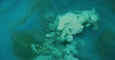 Harman boyası. Akrilik rengi. Odaklanamayan yeşil mavi bulut soyut arkaplanda yükselen parlak sıvı parçacıkların dumanından dökülüyor..