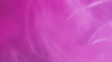 Muhteşem bir duman. Duman bulutu. Odaklanmamış parlak pembe renk sıçraması boya akışı sisi girdabı soyut sanat arka planında ilerliyor.