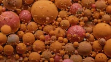 Mürekkep patlaması. Köpüklü sıvı. Renkli sıvı karıştırıcı köpük patlıyor. Dalgalı, pembe, pırıl pırıl, soyut bir arka plan..