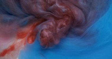 Sis rengi. Sıvı mürekkep. Odaklanmamış mavi mor buhar dokusu dalgalanan su soyut sanat arkaplanı üzerinde yüzüyor..