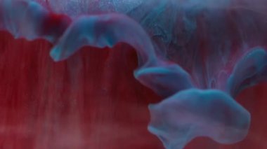 Damla damlası. Boya mürekkebi bulutu. Odaklanmamış mavi renk parlaklık likit damlalar akışkan buhar doku dalgası soyut sanat arka planında.