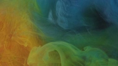 Haze dönüşü. Mürekkep su sıçratır. Odaklanmamış mavi çok renkli parıldayan desen buharı boya soyut bulanık sanat arka planında akıyor..