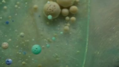 Parlak. Kabarcık akışı. Süzülen yağ damlalarıyla parıldayan sanat sıvısı. Dalgalı yaratıcı boya jeli soyut su arkaplanı.