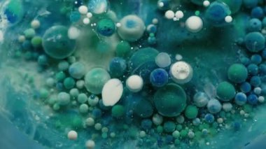 Akrilik daire. Yağ pigmenti düşüyor. Mürekkep patladı. Kabarcık jeli boyası renkli bulutlu suda çözünür. Yaratıcı sıvı karışımı soyut arka plan köpük yüzeyi.