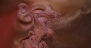 Boya parçacıkları. Mürekkep akışı. Odaklanmamış pembe renk sıvı kimyasal pigment su dokusu koyu siyah soyut sanat arka planında uçuyor..