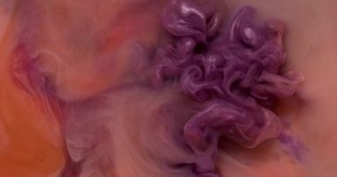 Dalga mürekkebi. Sıvı doku. Odaklanmamış pembe turuncu renkli su parçacıkları soyut sanat yaratıcılığı arka planında yüzüyor..