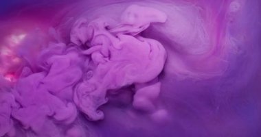 Boya parçacıkları. Mürekkep akışı. Soyut arkaplanda uçuşan mor mavi renkli sıvı pigment su akrilik dokusu.