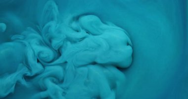 Duman boyası. Fış sanatı. Soyut ıslak arka planda büyüyen akrilik su karışımı sis bulutundaki çözünmüş mavi cyan renk sıvı dokusu.