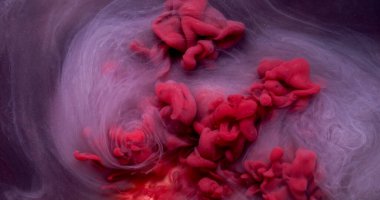 Pırıltılı sis. Işıl ışıl geçmiş. Odaklanamayan mor renk parlak kimyasal partiküller soyut kara sanat üzerine yayılan mürekkep dumanı..