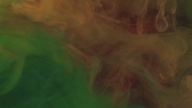 Ses tonunu değiştir. Duman suyu. Odaklanamayan yeşil renk parıldıyor. Soyut sanat arka planında yüzen boya mürekkebi deseni sisi..