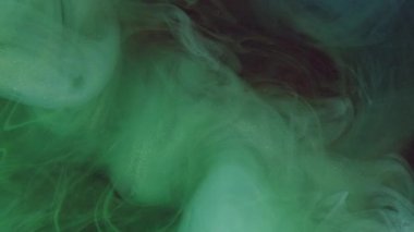 Parıldayan bulut. Mürekkepli su sıçraması. Odaklanmamış yeşil renk ışıl ışıl desen sisi yayılan girdap hareket eden soyut sanat arkaplanı.