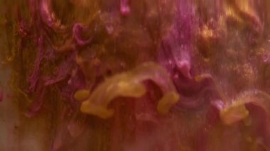Parlayan ışığı boya. Bulanık duman karışımı. Odaklanmamış mor bronz parlayan sıvı damlalar soyut sanat arka planında sıvı buhar dokusu dalgası.