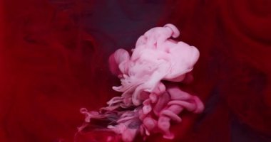 Harman boyası. Akrilik rengi. Soyut arkaplanda yüzen su parçacıkları dumanının içine dökülen odaksız kırmızı pembe bulut.