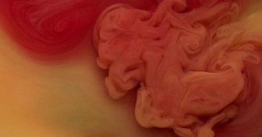 Duman boyası. Fış sanatı. Soyut arkaplanda yükselen akrilik su karışımı bulutlarda çözünmüş pembe turuncu renkli sıvı doku.