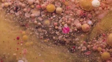 Emülsiyonu bırak. Kabarcık mürekkebi akıyor. Sarı yuvarlak pigment yağ parçacıkları pürüzsüz akış sağlar. Soyut sanat odaklanmış rengarenk karıştırma arkaplanı.