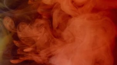 Sis patlaması. Sıcak duman. Odaklanmamış kırmızı turuncu duman deseni mürekkep damlası koyu soyut sanat arka planında hareketi gösterir.