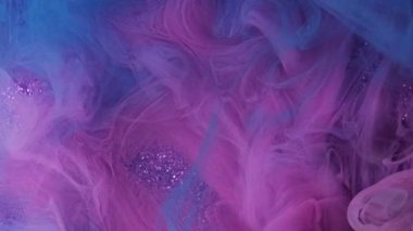 Fantezi sisi. Sıçrama kıvrımları. Mor parıldayan soyut sanat ışığı arka planında sönük pembe renkli parlayan duman rengi mürekkep deseni sisi yüzüyor..