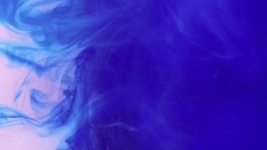 Sis akışı. Su damlasını boya. Odaklanmamış mavi pembe renk buharı sıçrama dalgası ışık soyut sanat arka planında hareketliliği ortaya çıkarıyor.
