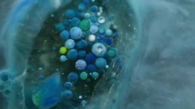 Akrilik küre. Duman sıvısı. Yüzeyde parlayan sisli suda hareket eden büyük şeffaf nokta jel kabarcıkları mürekkebi. Mavi gri köpük soyut arkaplan