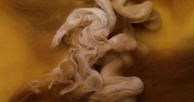 Bulut sıçraması. Mürekkebi karıştır. Odaklanamayan sarı bronz rengi mor renk su kirliliği soyut sanat arka planında gezinen girdap partikülleri.