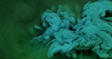 Sıvı pigmenti. Duman kirliliği mürekkebi. Odaklanamayan mavi renkli su kıvrımlı akrilik karışım soyut koyu siyah arkaplan üzerinde akıyor.