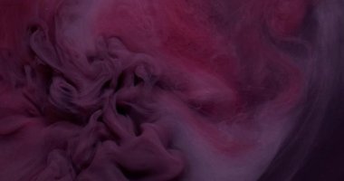 Buhar sanatı. Sis mürekkebi. Odaklanmamış mor renk akışı duman suyunda parlak kimyasal sıvı soyut koyu siyah arkaplanda yüzüyor..