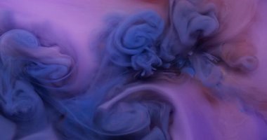 Mürekkep su sıçratır. Akışkan bulut. Odaklanmamış mavi pembe karışık akış sıvısı soyut sanat yaratıcılığı arka planında dalgalanıyor..
