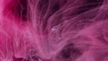 Buhar bulutu. Boya su sıçratır. Odaklanmamış pembe boya sisi yüzen dalga koyu siyah soyut sanat arka planında hareket olduğunu gösteriyor.