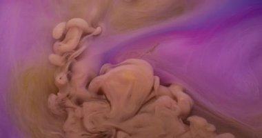 Dalga mürekkebi. Sıvı doku. Odaklanamayan sarı mor renkli su tanecikleri soyut sanat akrilik zemininde akan buhar sıvısı.