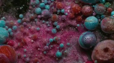 Pigment dökülmüş. Parlak boya damlası. Köpüklü su içinde çözünen renkli akrilik jel. Yaratıcı sıvı karışımı soyut arka plan köpük dokusu.