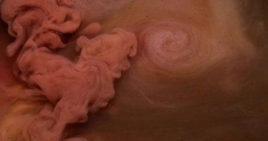 Parçacık arkaplanı. Soyut boya. Suyun parlak dumanında çözünmüş pembe bronz mürekkep koyu siyah yaratıcı sanat üzerine sıçramış pigment.