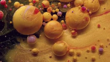 Işıldayan jel. Kabarcık boyası. Mermer kıvrımlı yağ akıntısı köpüklü sarı altın damlaları karıştırıyor. Soyut su arkaplanı yuvarlak parçacıkları dökülüyor.