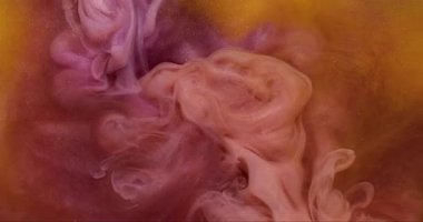 Dönen sis. Parıldayan sanat. Odaklanmamış turuncu mor renkli boya soyut arka planda yayılan su dumanı akışında dönüyor..