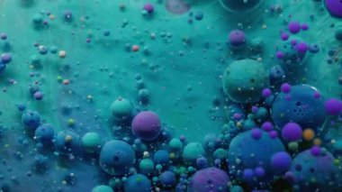 Pigment patlaması. Kabarcık mürekkebi. Mavimsi mavi emülsiyon yüzen jel akrilik damlalar. Dalga karıştırma parçacıkları renkli soyut arkaplan.