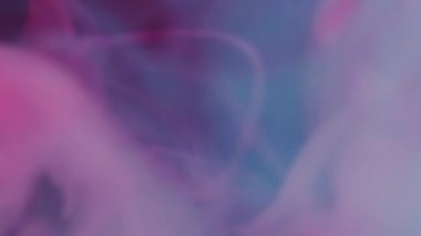 Renk sıvısı sıçraması. Mürekkep bulutu kaplaması. Odaklanamayan ışıltılı resim, soyut sanat arka planında mor sıvı dumanlı su akıtır.