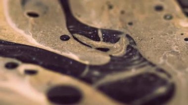 Köpük damlası. Bulanık köpüklü sıvı. Odaklanmamış altın rengi yuvarlak yağ kabarcıkları yüzen sis dokusu sıvı mürekkep damlaları soyut sanat arka planına boya akışı.